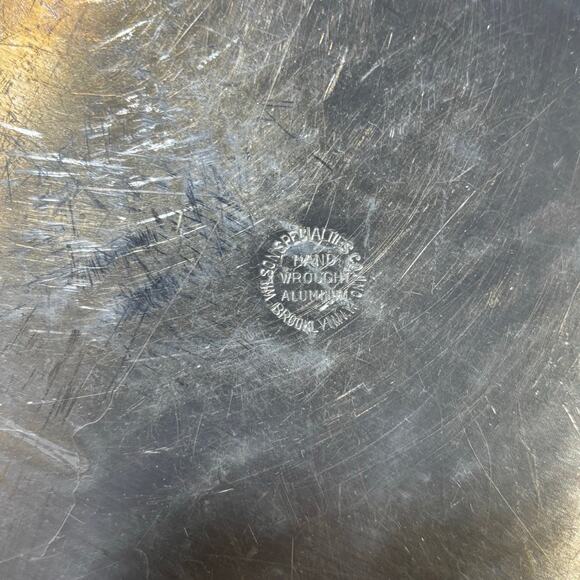 Vintage mid century Wilson hammered aluminum round tray embossed silvertone - Picture 6 of 6